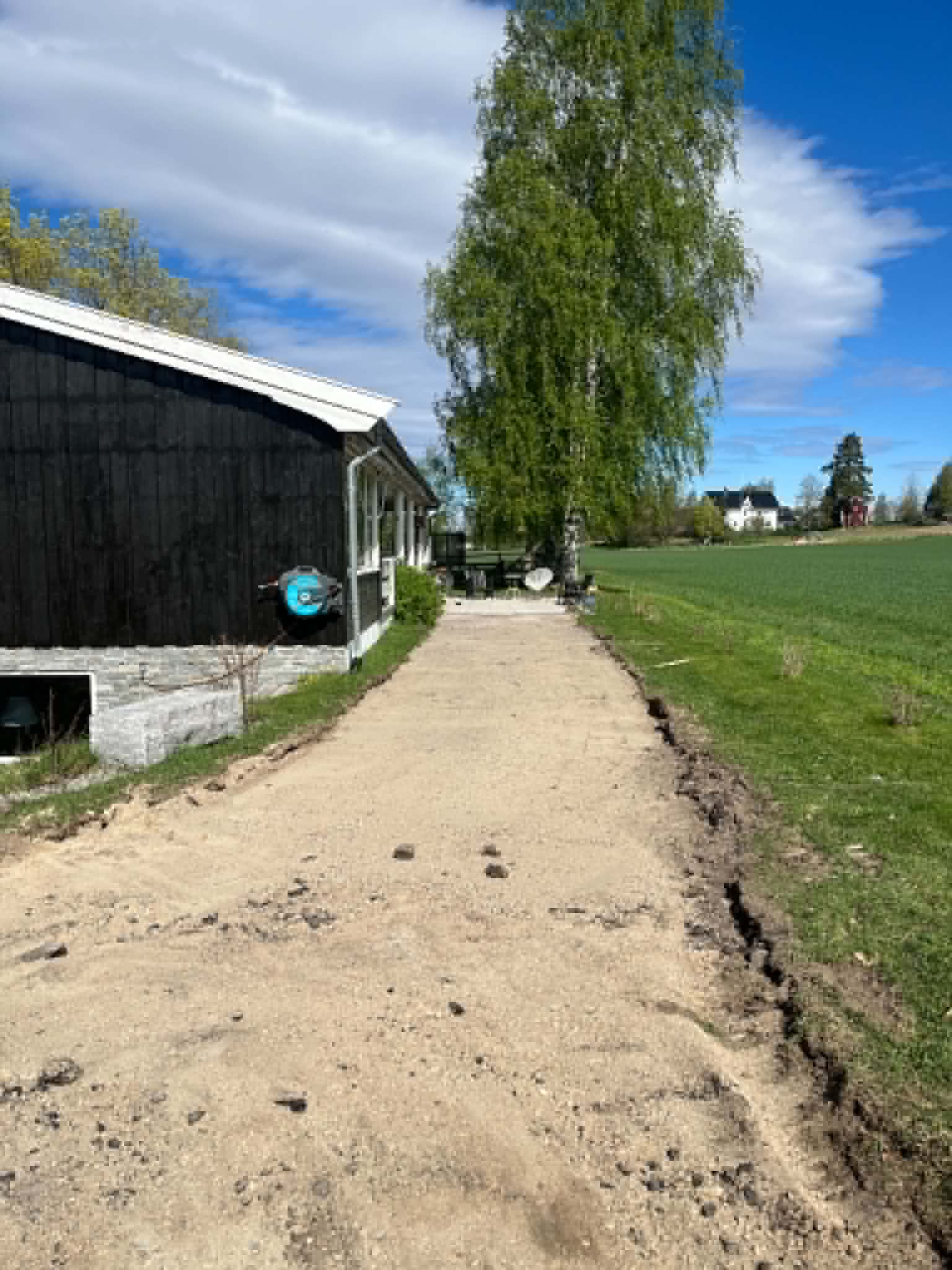 Gårdsplass i Solør etter at gammel asfalt er fjernet