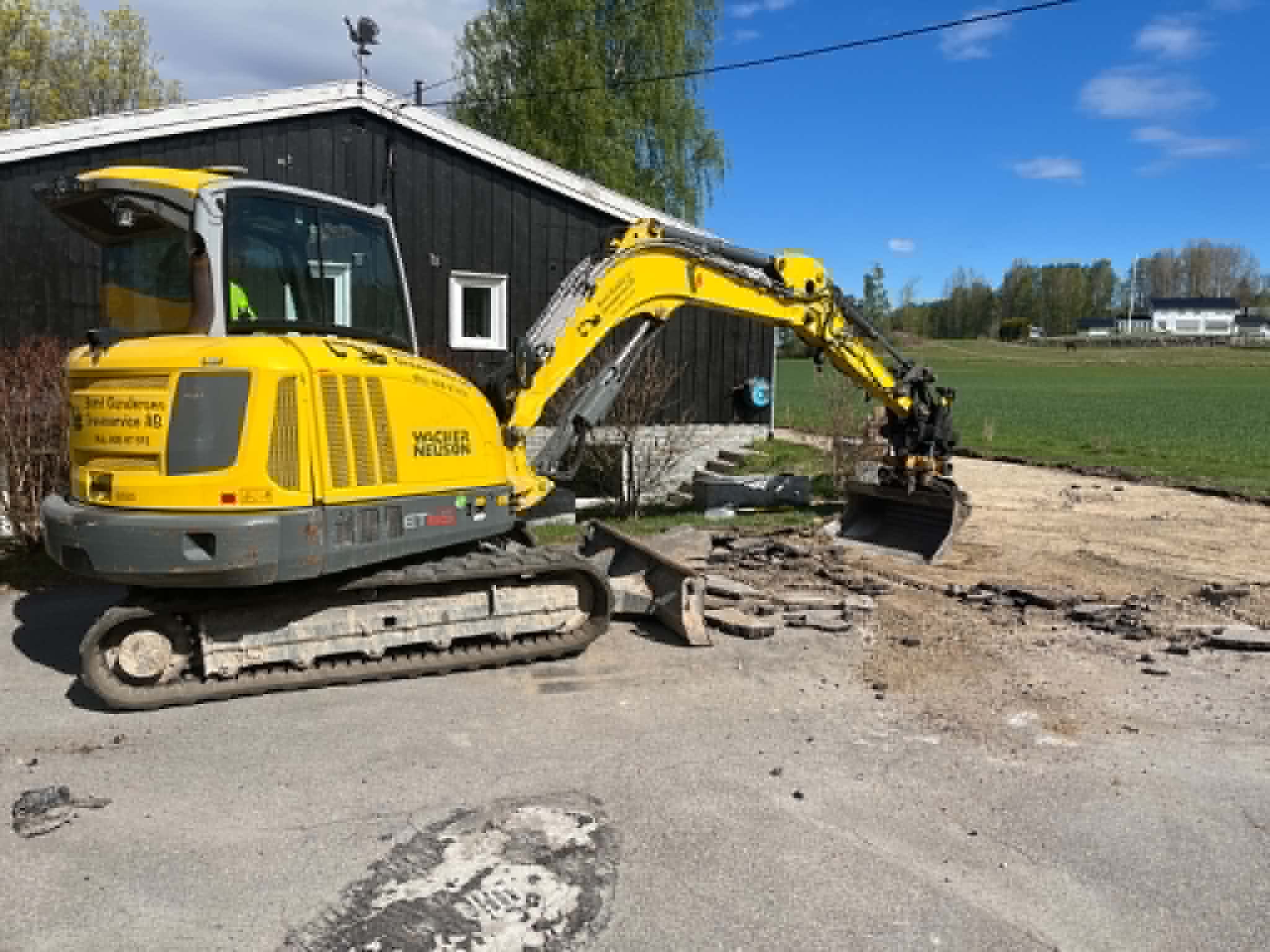 BGGs gravemaskin fjerner gammel asfalt på privat innkjørsel