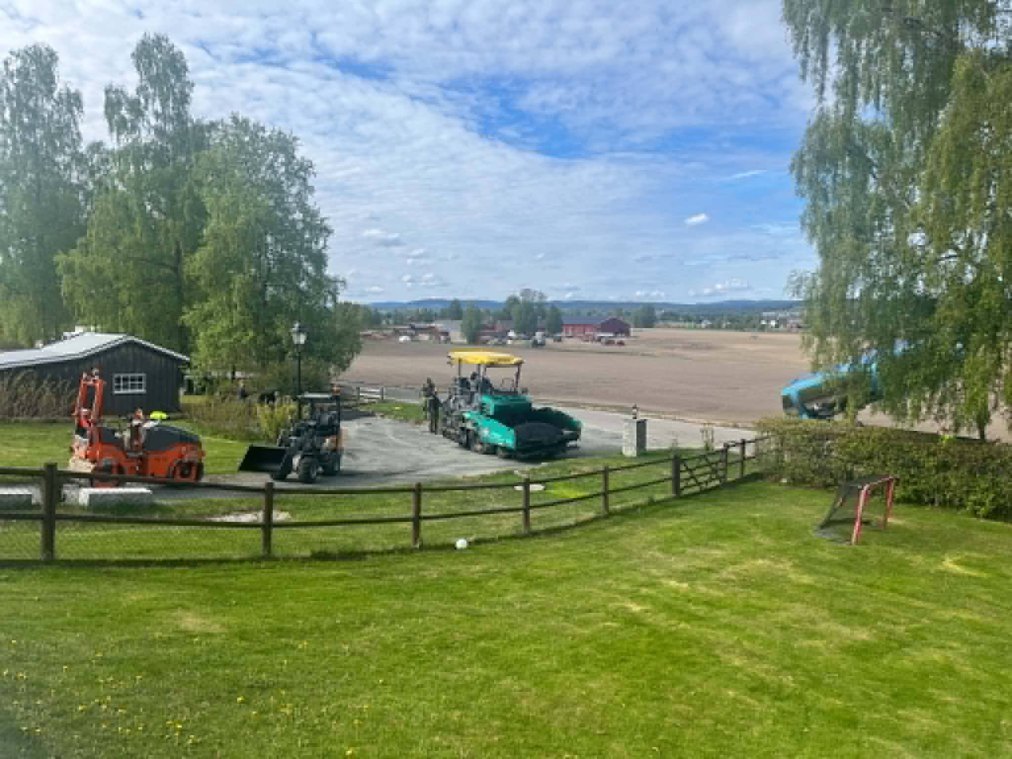 BGGs mannskap og maskinpark i sving på et asfaltoppdrag i Solør